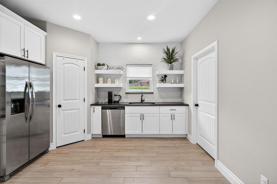 Furnished interior view inside a new home in , Granbury (Image 9).