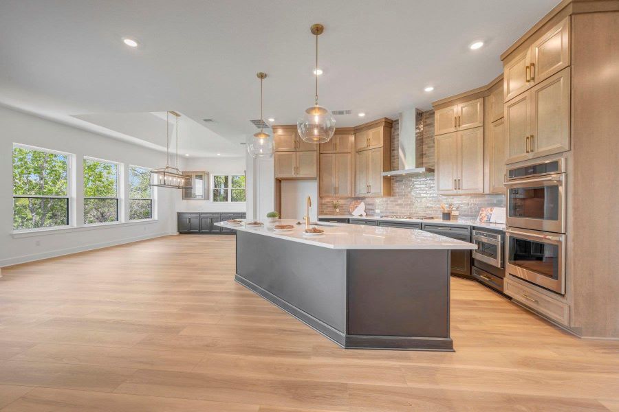 Kitchen (Staged) Kitchen (Staged)