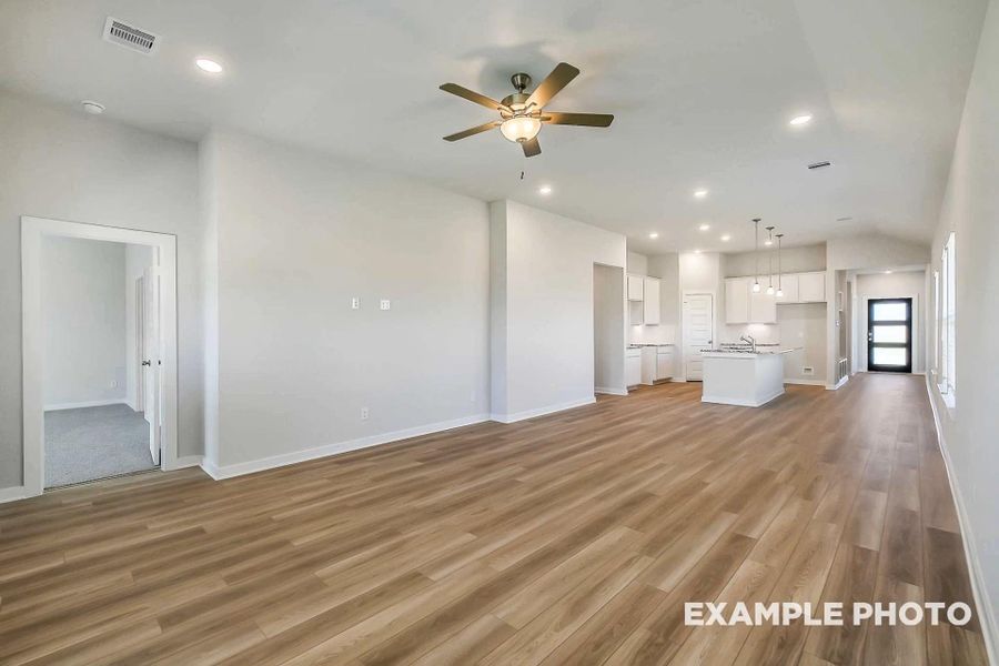 Spacious, unfurnished interior of a new home in , Rosharon (Image 9).