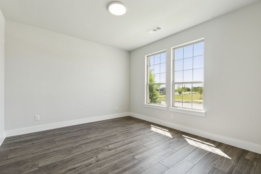 Spacious, unfurnished interior of a new home in Dove Hollow, Waxahachie (Image 26).