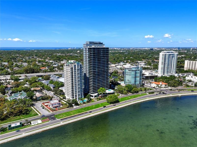 Condo located in Tampa, FL showcasing its design and architecture (Image 35).