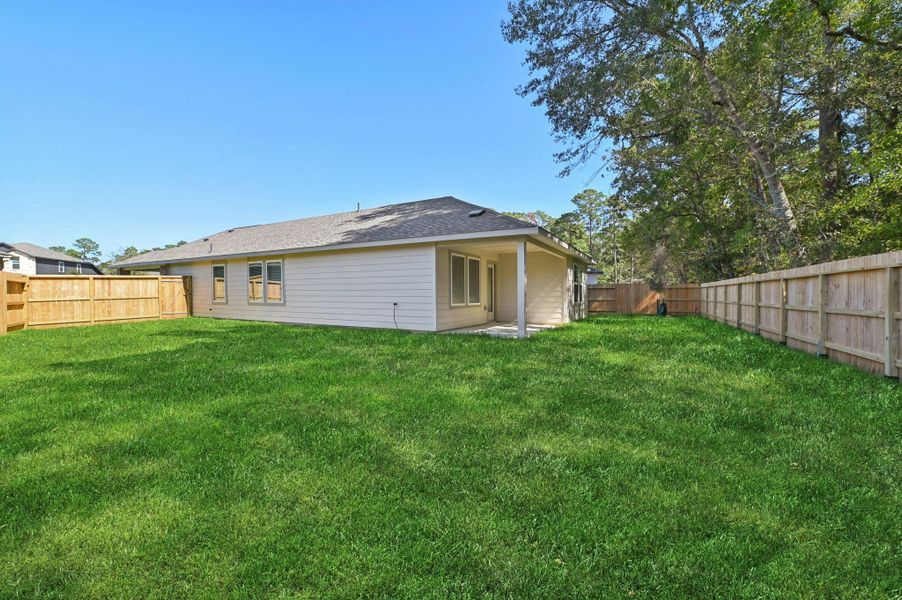 Exterior details and patio area of a home in Montgomery Oaks - Premier, Conroe (Image 19).