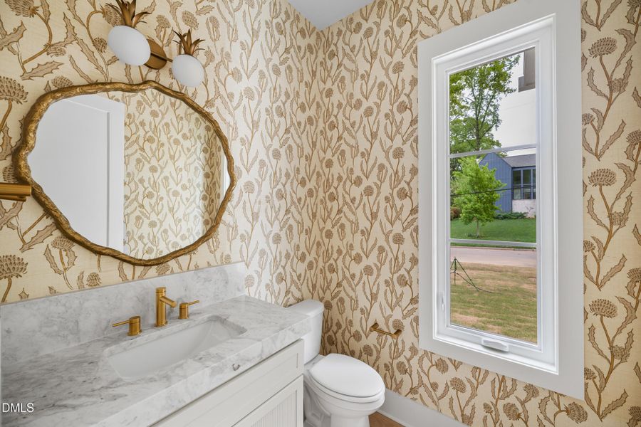 6 -2817 claremont rd, interior