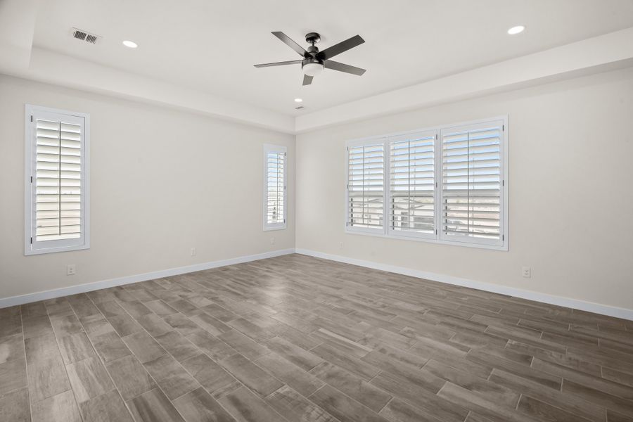 Spacious, unfurnished interior of a new home in Verdancia, El Paso (Image 32).