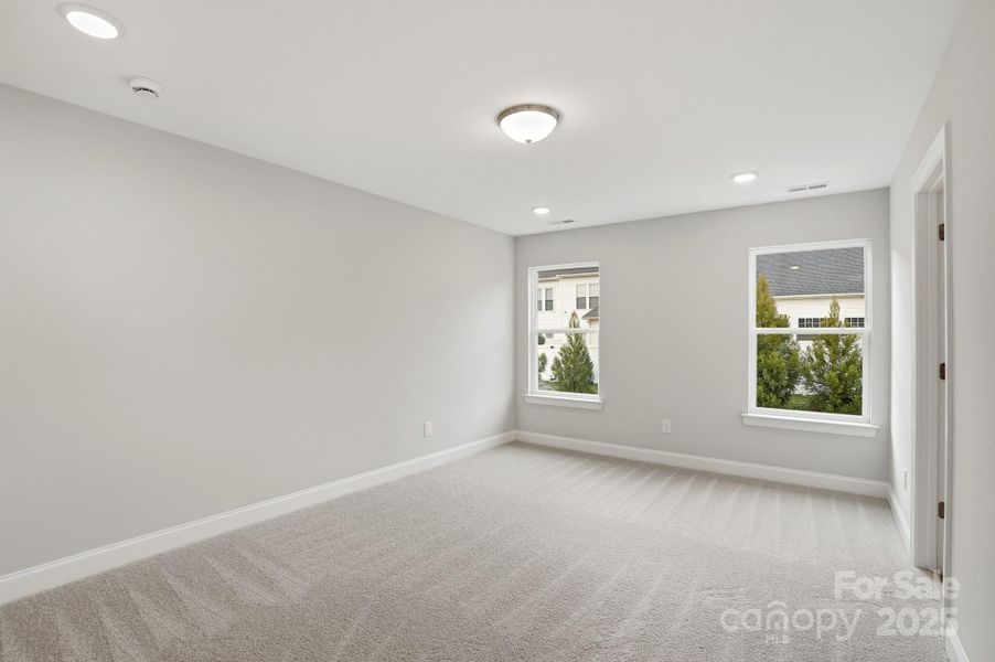 Spacious, unfurnished interior of a new home in Harrisburg Village, Harrisburg (Image 25).