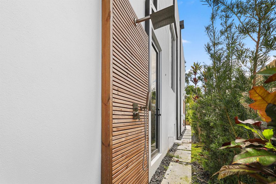 Exterior details and patio area of a home in , Fort Lauderdale (Image 38).