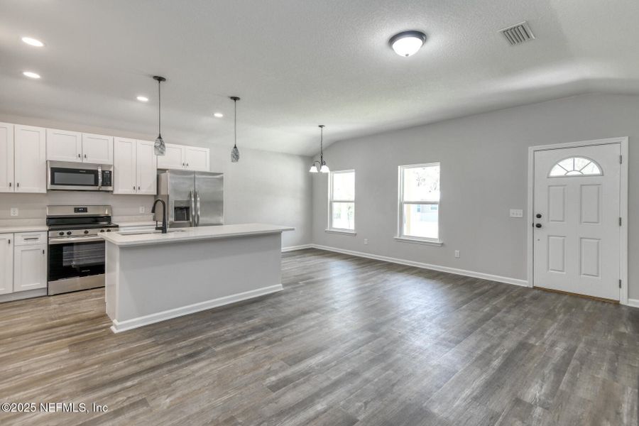 Spacious, unfurnished interior of a new home in , Palatka (Image 11).