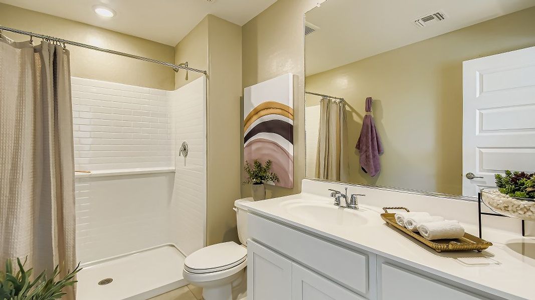 2253 Wish Owners Bath 1of2 F1