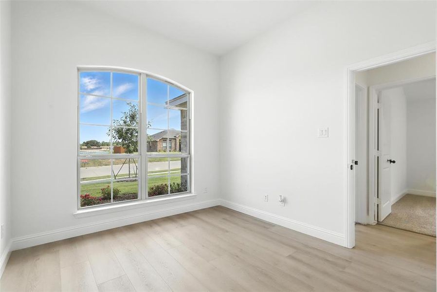 Spacious, unfurnished interior of a new home in Trail Creek, Cleburne (Image 29).