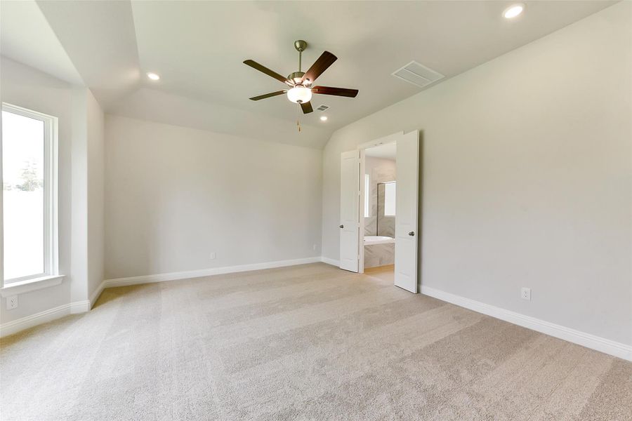 Spacious, unfurnished interior of a new home in Evergreen 50', Conroe (Image 26).
