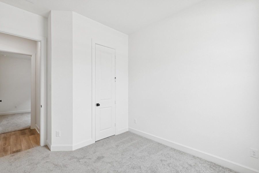 Spacious, unfurnished interior of a new home in Harvest Green 45', Richmond (Image 9).