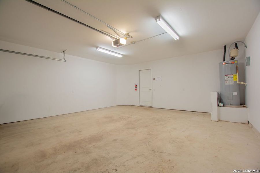 Spacious, unfurnished interior of a new home in Somerset Meadows, San Antonio (Image 32).