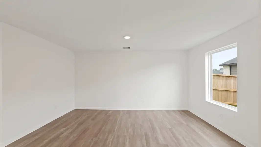 Representative unfurnished interior of a home built from the Franklin by D.R. Horton in Lake Conroe Cove, Willis (Image 17).
