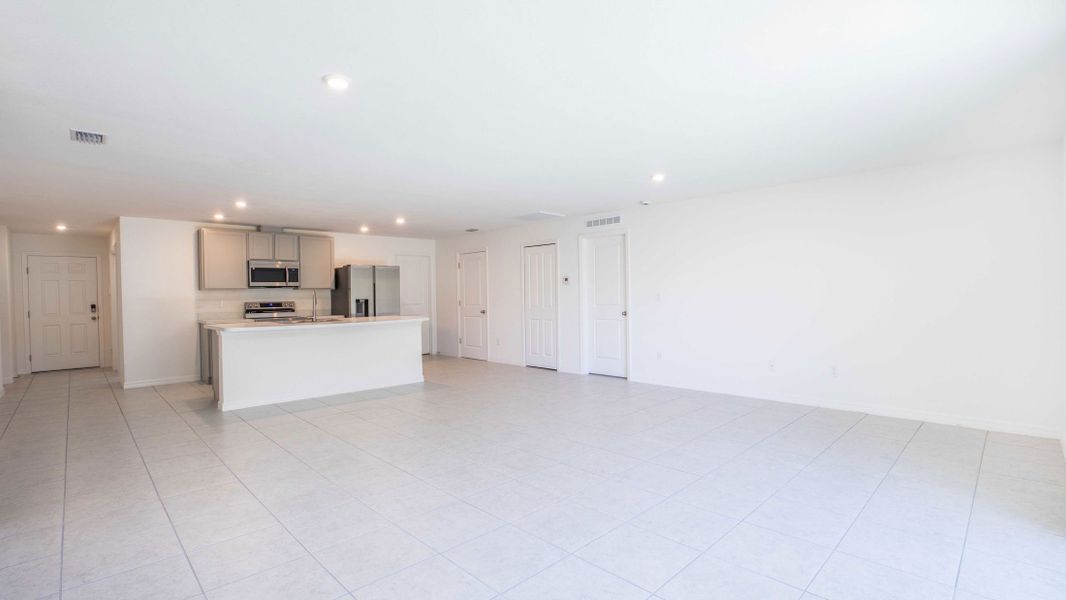 Spacious, unfurnished interior of a new home in Port Charlotte, Port Charlotte (Image 20).