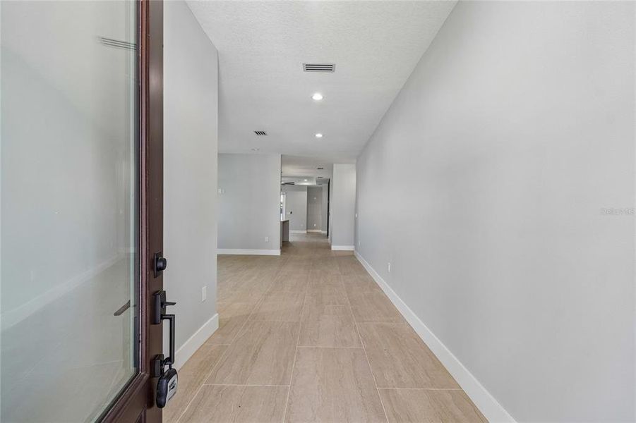 Spacious, unfurnished interior of a new home in , Tampa (Image 72).