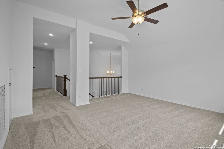 Spacious, unfurnished interior of a new home in Foxbrook, Cibolo (Image 27).