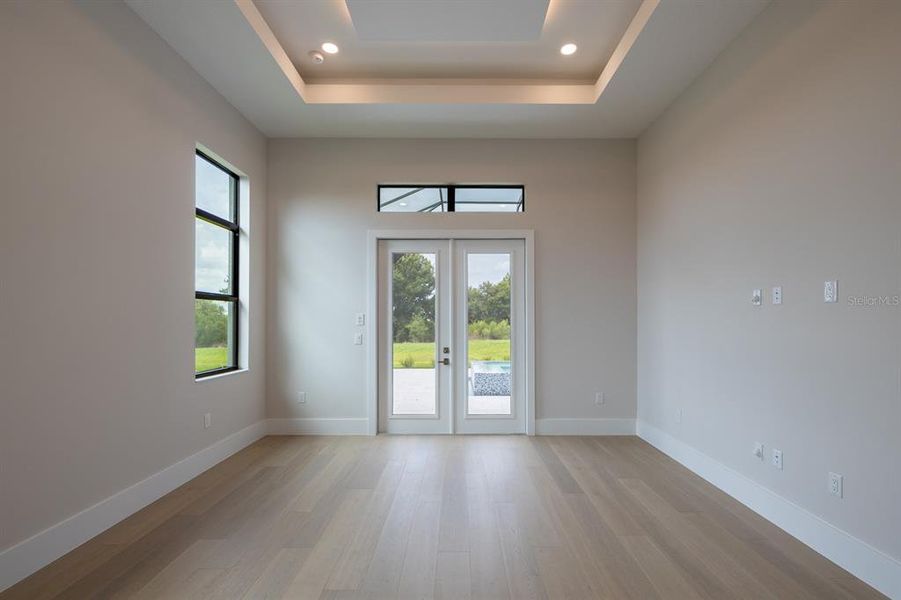 Spacious, unfurnished interior of a new home in , Sarasota (Image 7).