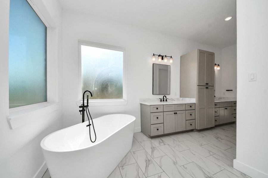 Freestanding soaking tub