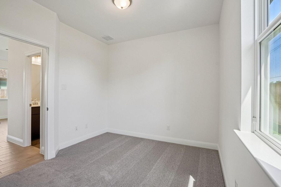 Spacious, unfurnished interior of a new home in Sienna 40', Missouri City (Image 31).