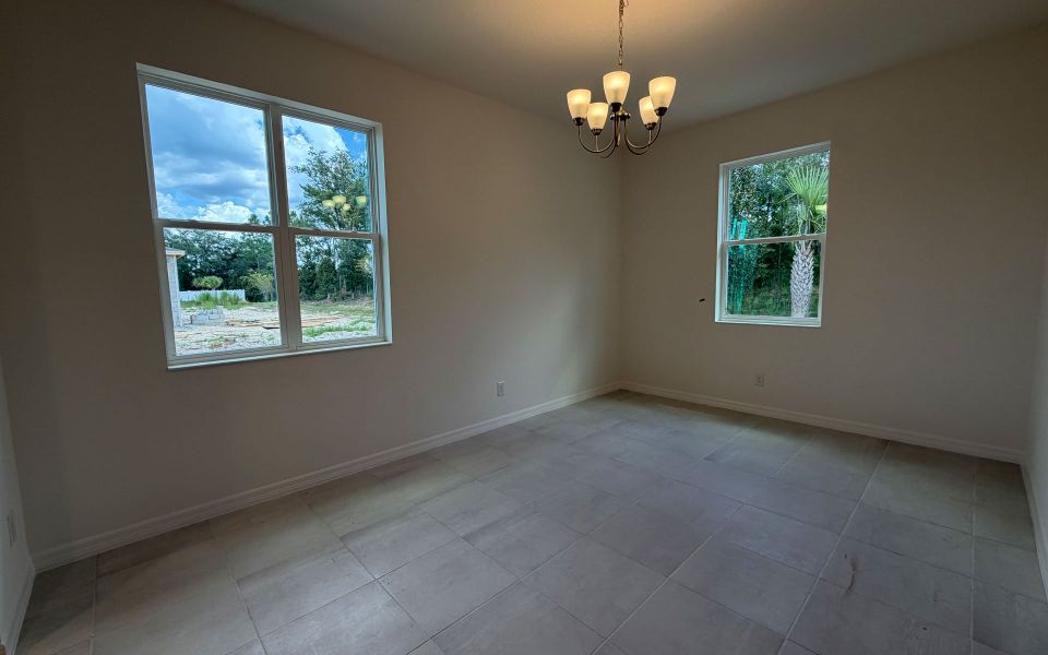 Open Dining Space for Family Meals in Central Florida House Open Dining Space for Family Meals in Central Florida House