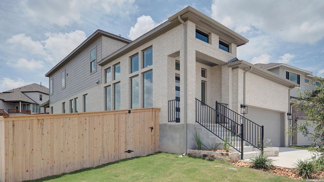 Exterior details and patio area of a home in Ladera, San Antonio (Image 4).