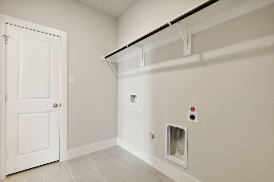 Spacious, unfurnished interior of a new home in Dove Hollow, Waxahachie (Image 31).