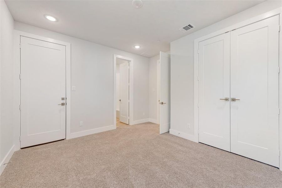 Spacious, unfurnished interior of a new home in Collin Creek, Plano (Image 23).