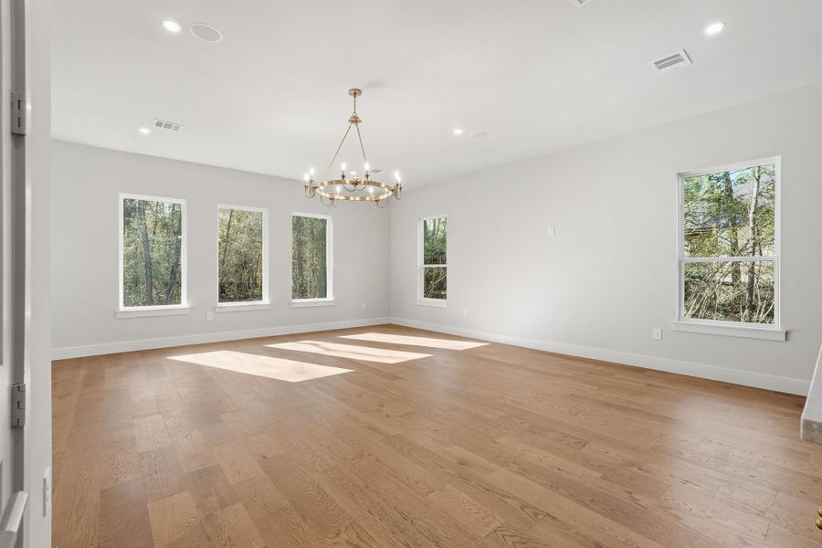 Oversized picture windows anddouble glass doors provide directaccess to the covered backpatio, creating a seamlessindoor-outdoor flow that’s perfectfor entertaining, game nights orrelaxed gatherings with friendsand family.