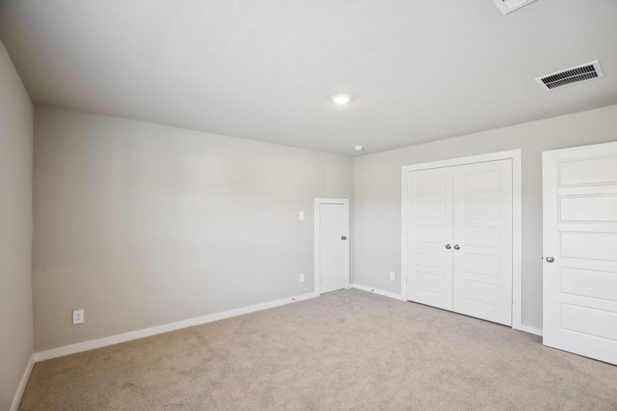 Spacious, unfurnished interior of a new home in Stewart's Ranch, Conroe (Image 35).