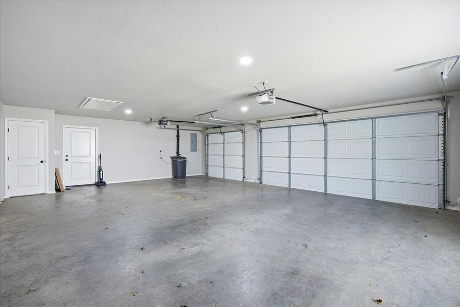 Spacious, unfurnished interior of a new home in , Granbury (Image 33).