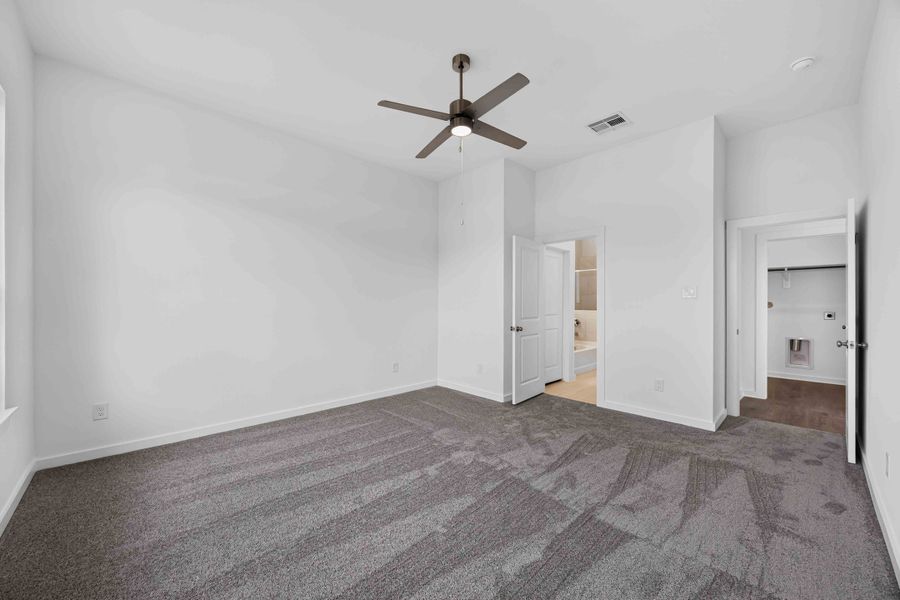 Spacious, unfurnished interior of a new home in La Segarra 40', Brookshire (Image 32).