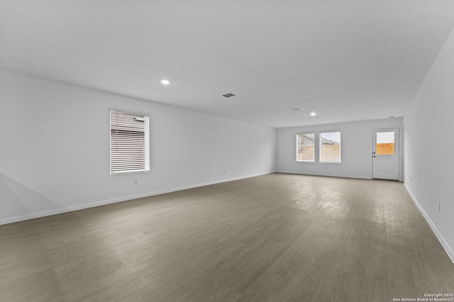 Spacious, unfurnished interior of a new home in , Floresville (Image 22).
