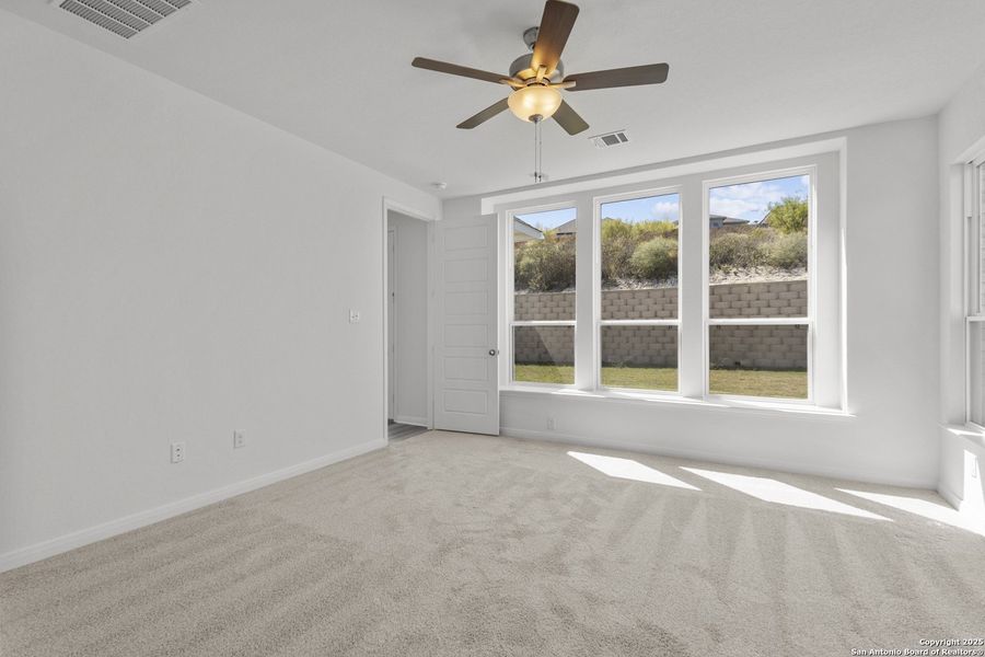 Spacious, unfurnished interior of a new home in Ladera 50', San Antonio (Image 27).