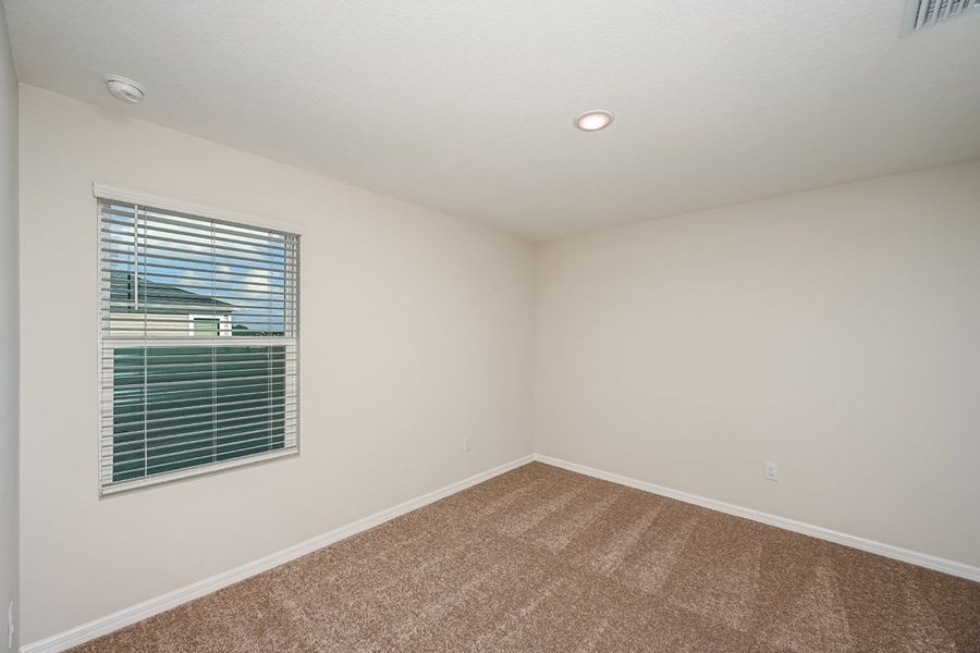 Spacious, unfurnished interior of a new home in Pasadena Ridge, Dade City (Image 19).
