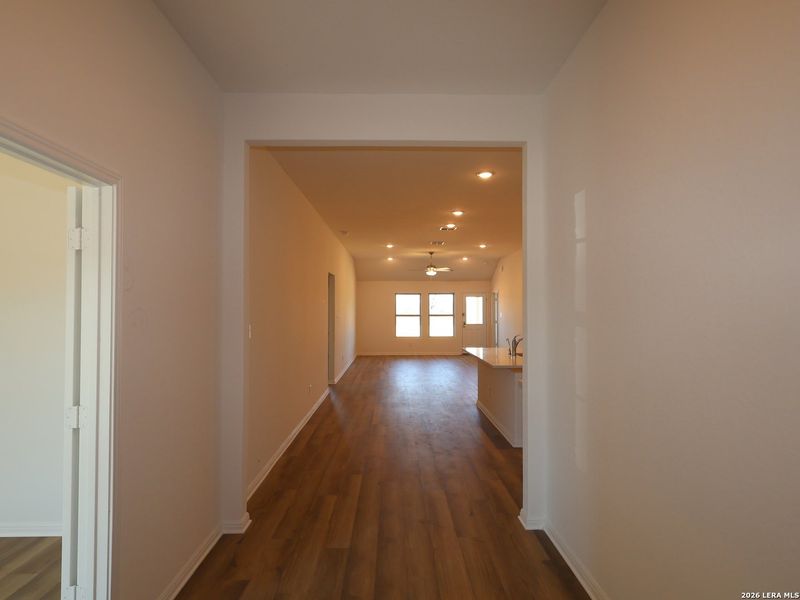 Spacious, unfurnished interior of a new home in Cinco Lakes, San Antonio (Image 13).