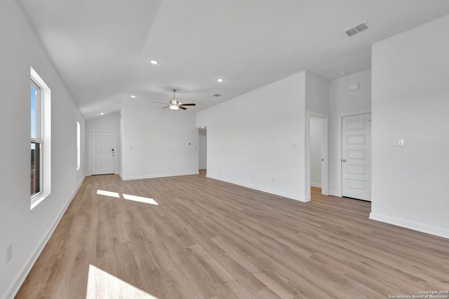 Spacious, unfurnished interior of a new home in Mesquite Ridge, San Antonio (Image 26).