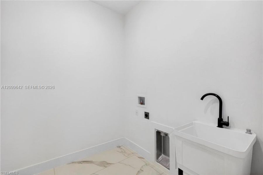 Spacious, unfurnished interior of a new home in , Lehigh Acres (Image 32).