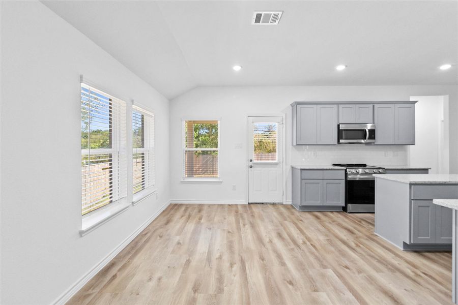 Spacious, unfurnished interior of a new home in , Willis (Image 10).