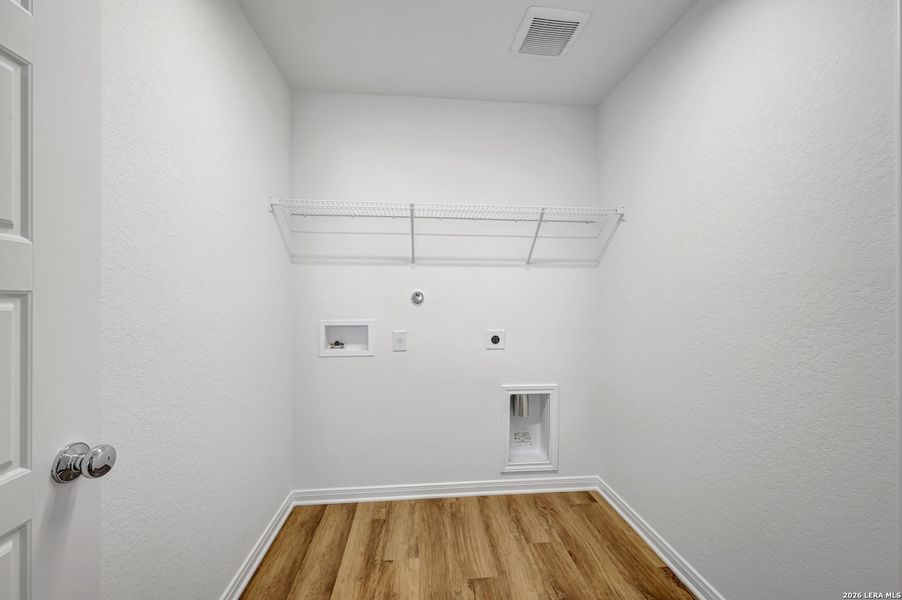 Spacious, unfurnished interior of a new home in Winding Brook, San Antonio (Image 35).