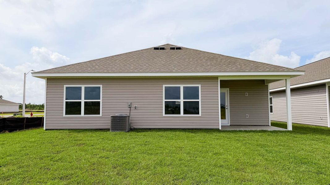 Exterior details and patio area of a home in Liberty, Panama City (Image 24).