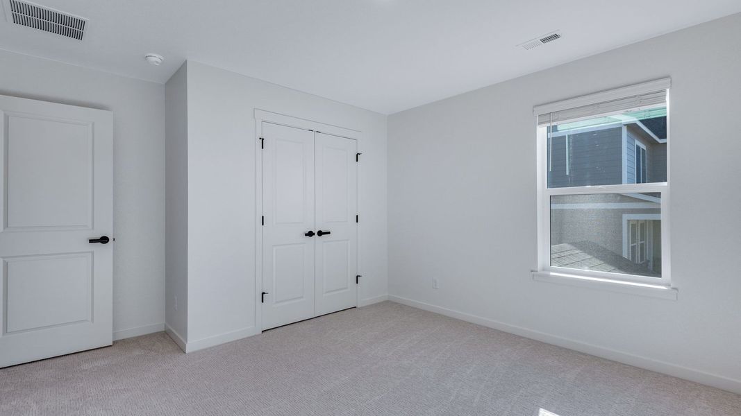 Spacious, unfurnished interior of a new home in Vista Meadows, Fort Lupton (Image 31).