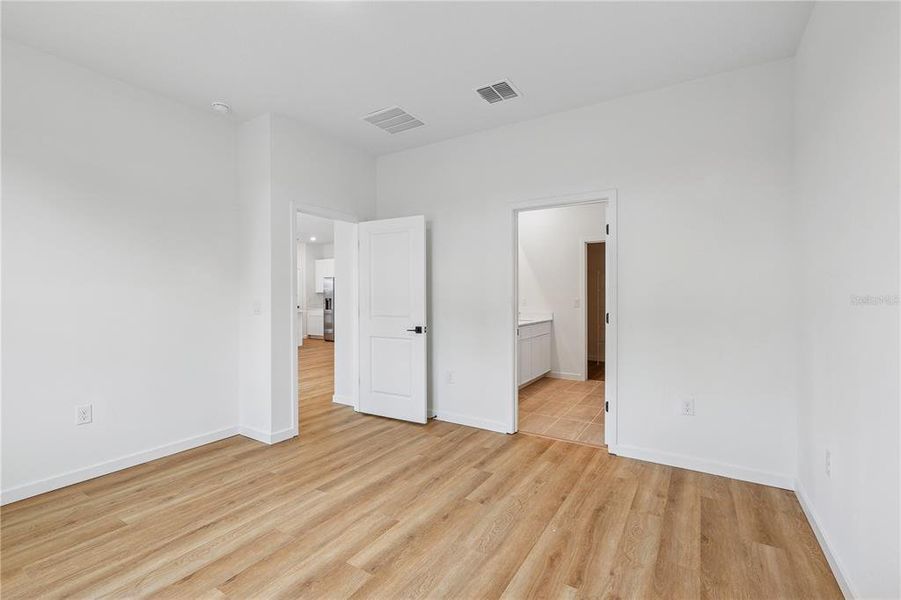 Spacious, unfurnished interior of a new home in Sabana Reserve, Ocala (Image 8).