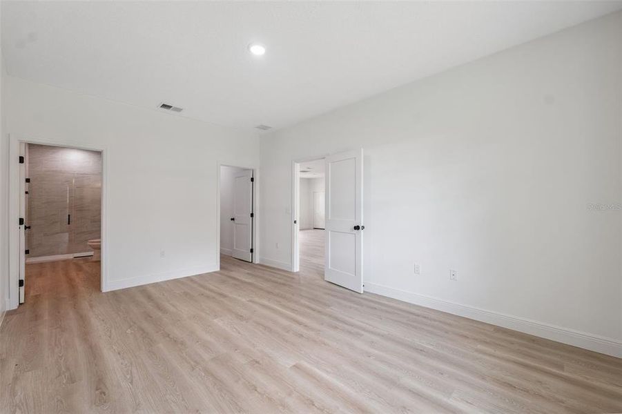 Spacious, unfurnished interior of a new home in , Ocala (Image 33).