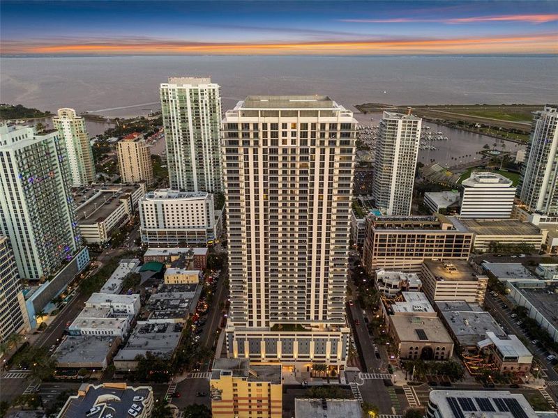 Condo located in St. Petersburg, FL showcasing its design and architecture (Image 26).