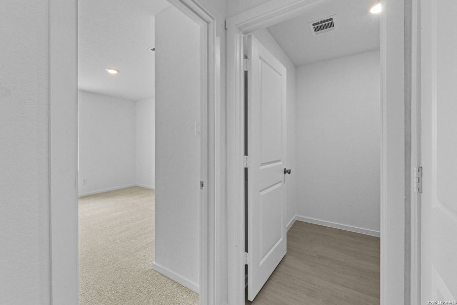 Spacious, unfurnished interior of a new home in Spring Grove, St. Hedwig (Image 21).