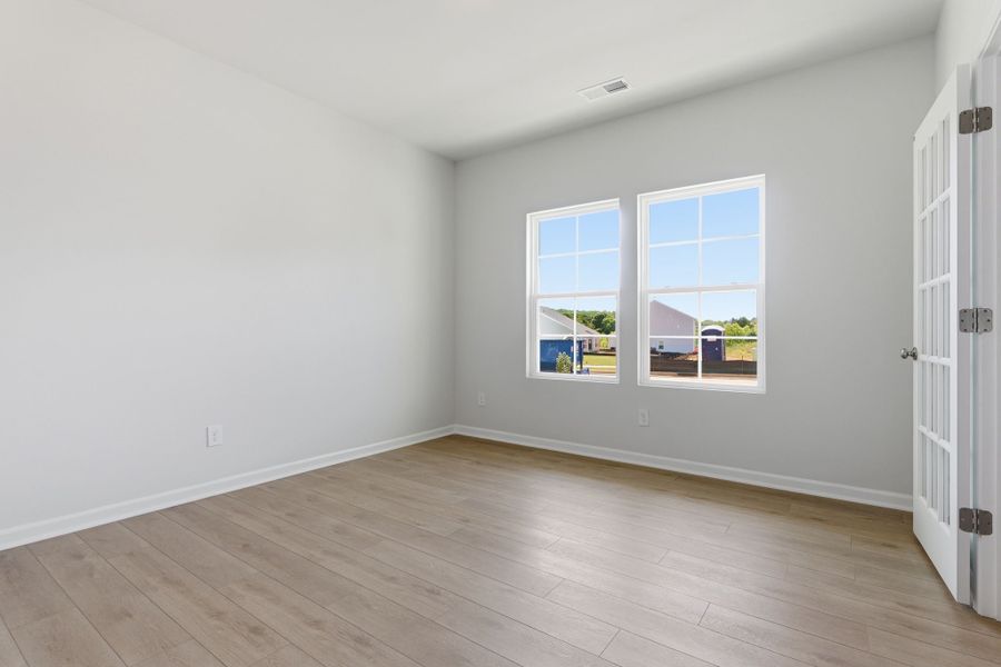 Spacious, unfurnished interior of a new home in Piper Creek, Newton (Image 16).