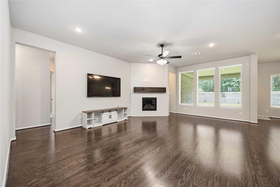 Spacious, unfurnished interior of a new home in Lakes of Champion's Estates, Mont Belvieu (Image 23). Spacious, unfurnished interior of a new home in Lakes of Champion's Estates, Mont Belvieu (Image 23).