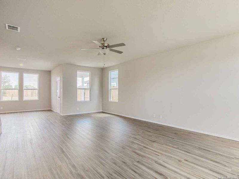 Spacious, unfurnished interior of a new home in Hannah Heights, Seguin (Image 13).