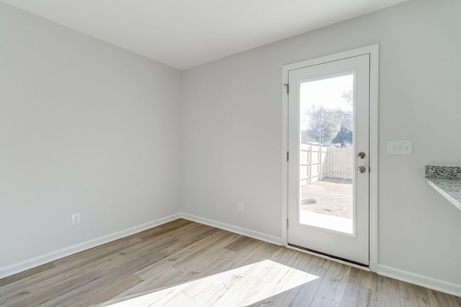 Spacious, unfurnished interior of a new home in Astoria, Columbia (Image 16).