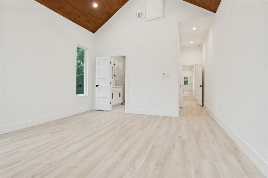 Spacious, unfurnished interior of a new home in , Dallas (Image 11).